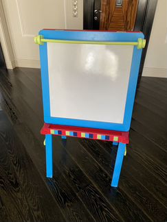 Деревянный стол, 2 стула, мольберт