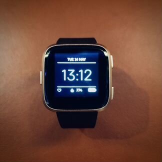 Смарт часы, фитнесс трекер FitBit Versa